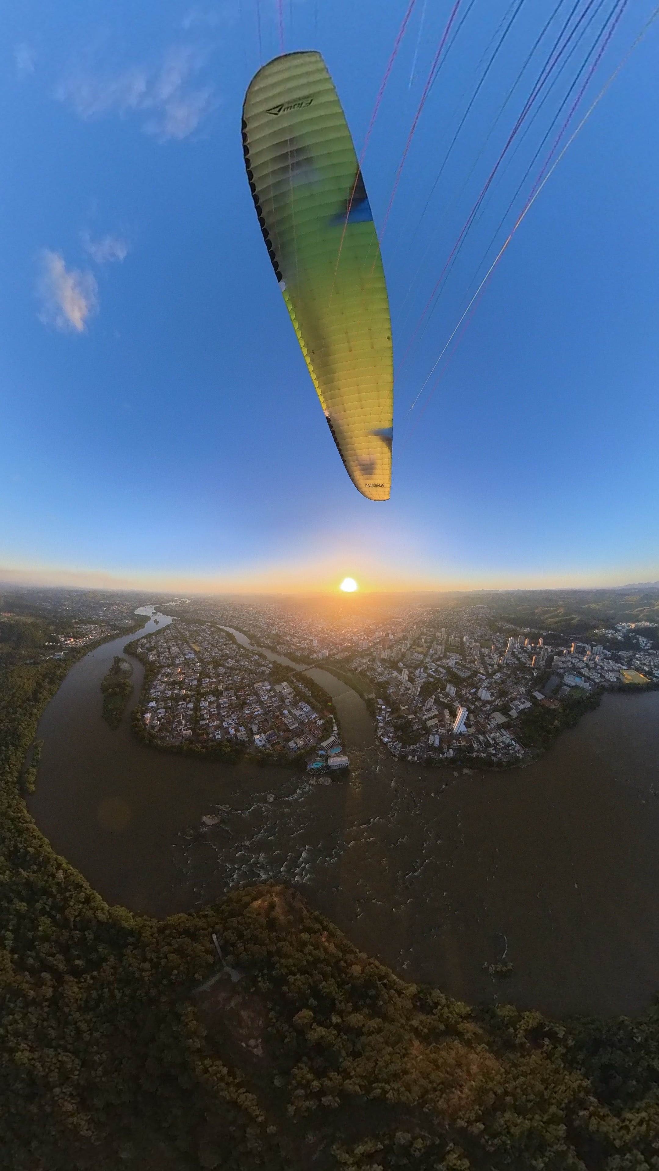 Imagine Voar no Pôr do Sol, Voo Duplo de Parapente em Governador Valadares