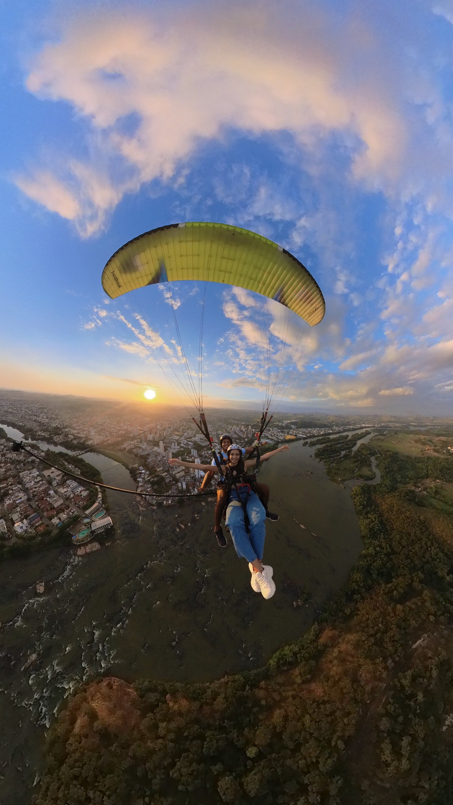 Descubra a Emoção do Voo Duplo de Parapente em Governador Valadares, Minas Gerais